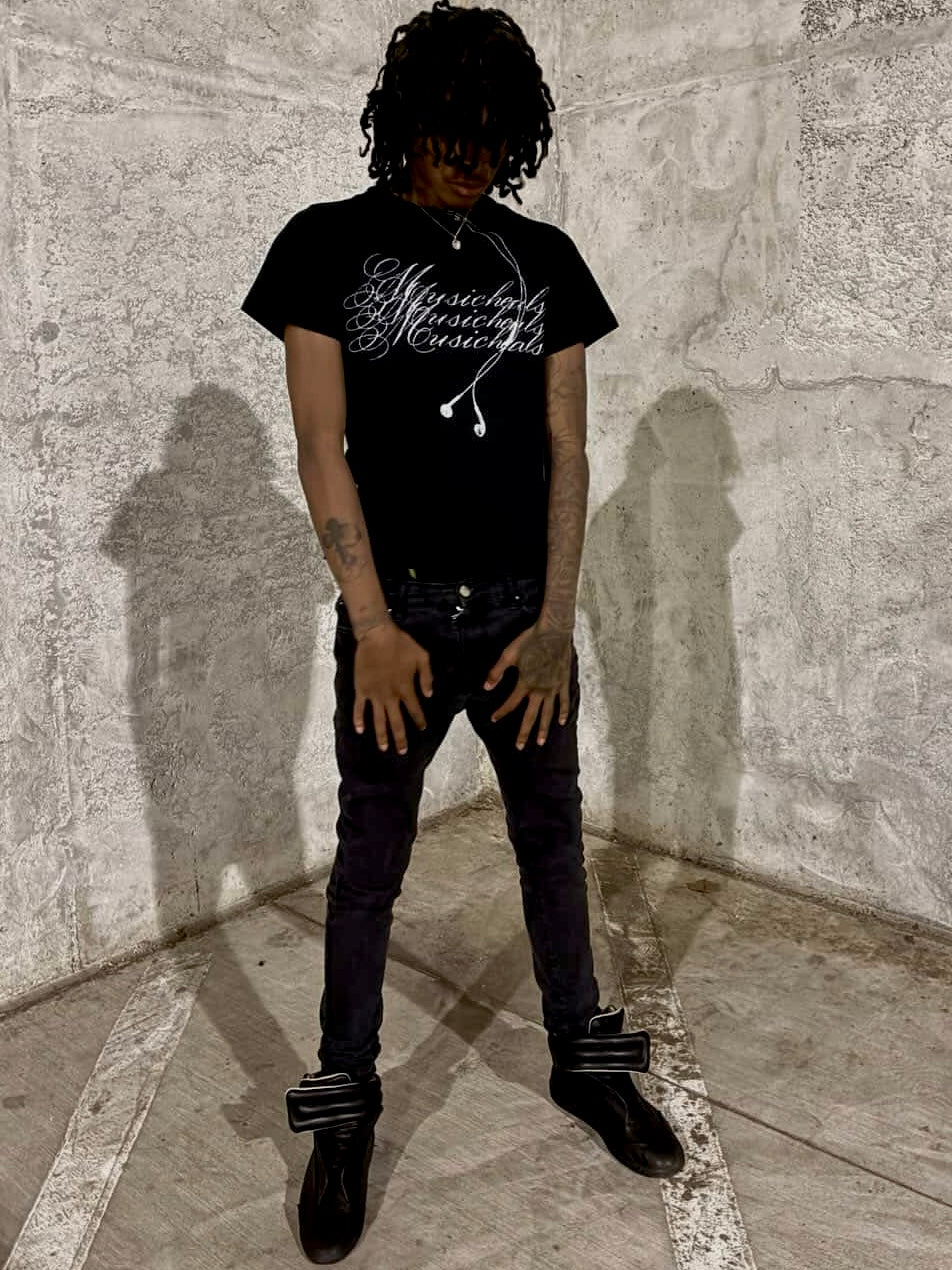 BLACK "MUSICHEALS" TEE