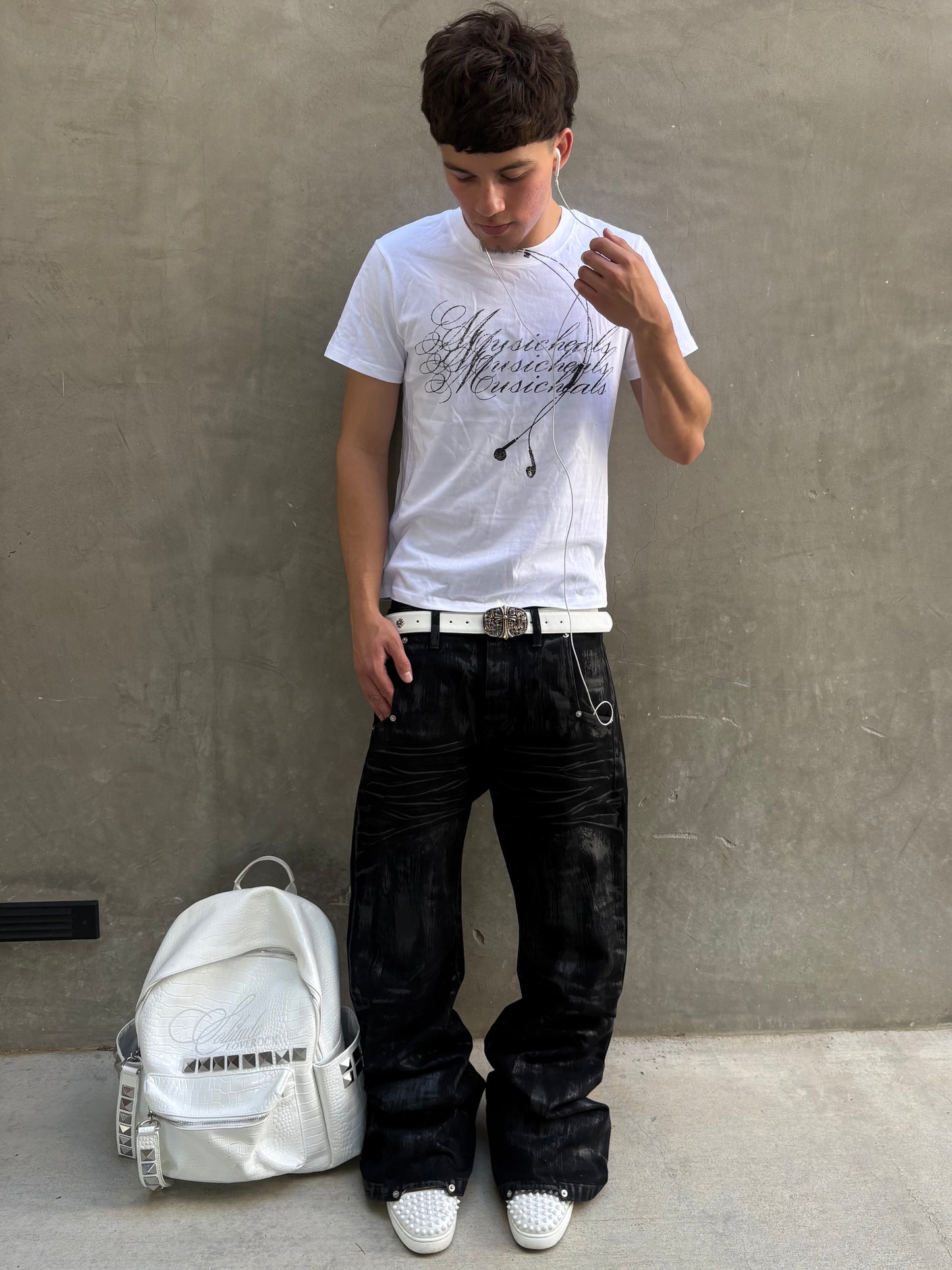 WHITE "MUSICHEALS" TEE