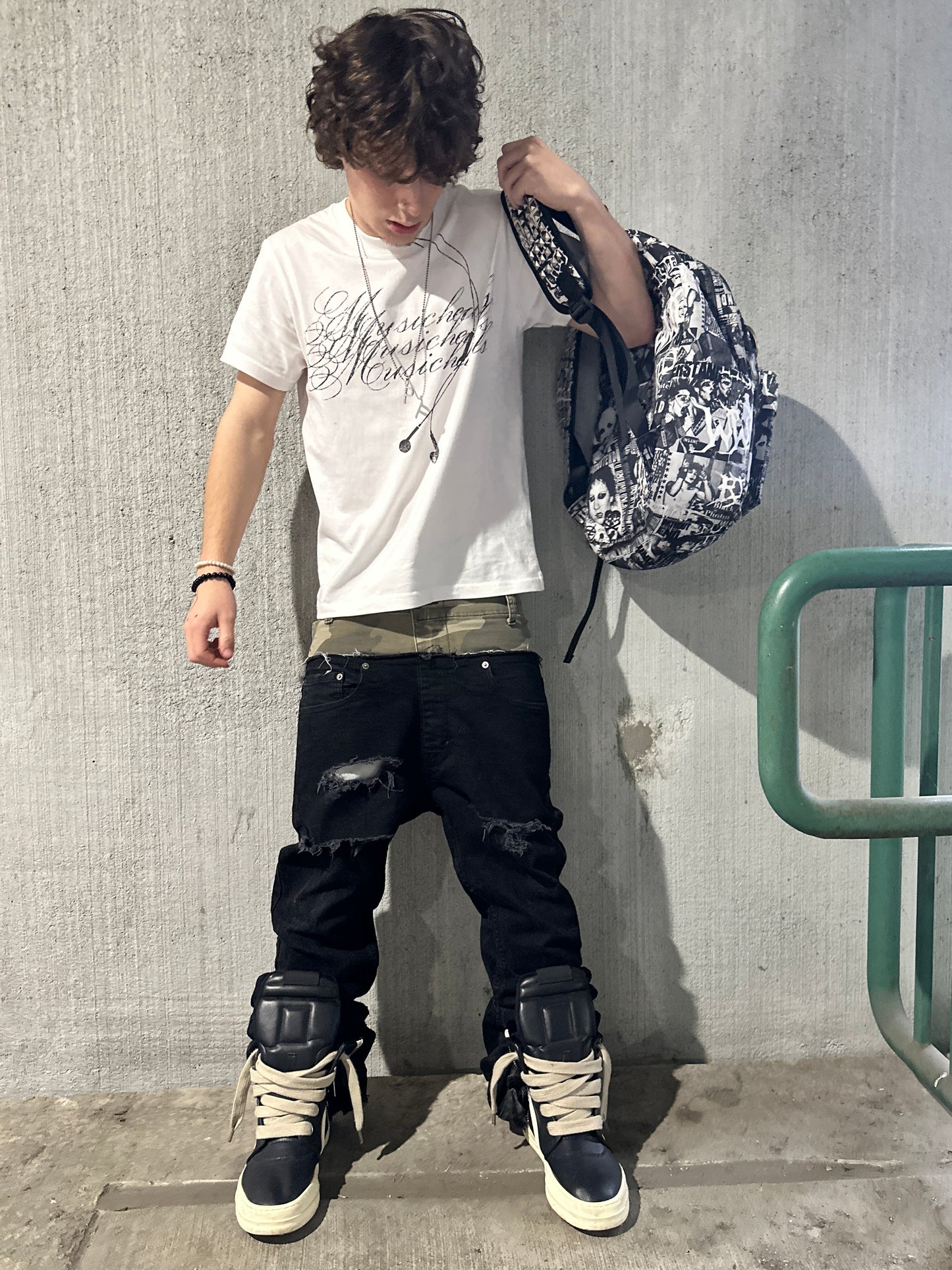 WHITE "MUSICHEALS" TEE